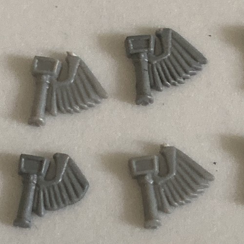Escudo enano emblemas martillos alados Warhammer batallas de fantasía x8 bits fuera de servicio K3 5 - Imagen 2 de 3