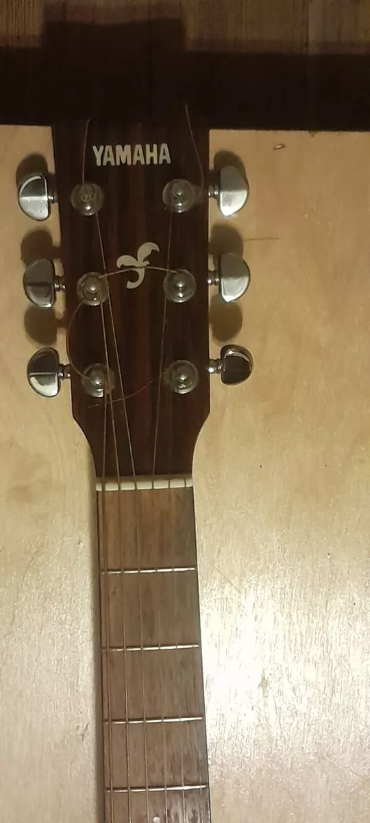 Yamaha fg700s solid top sale dreadnought acoustic guitar