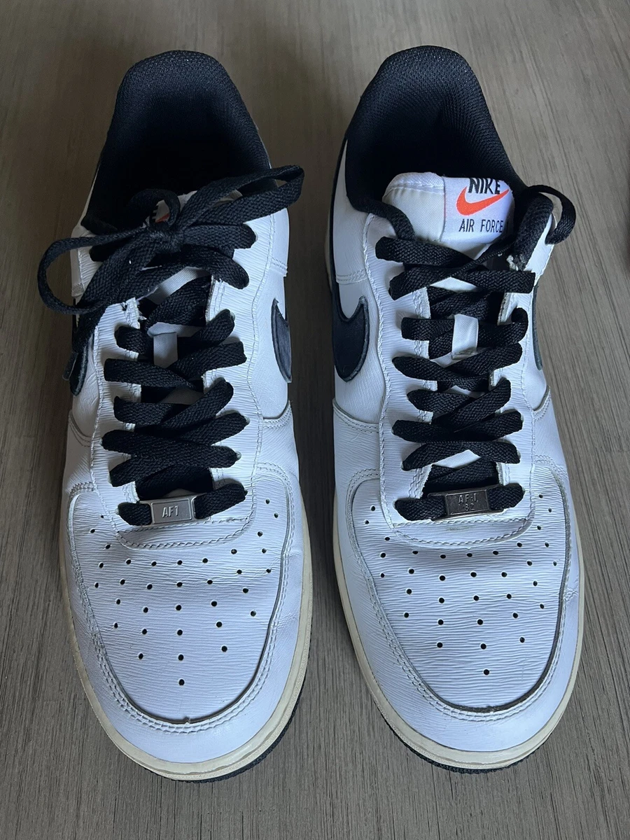 White air force cheap 1 with black laces