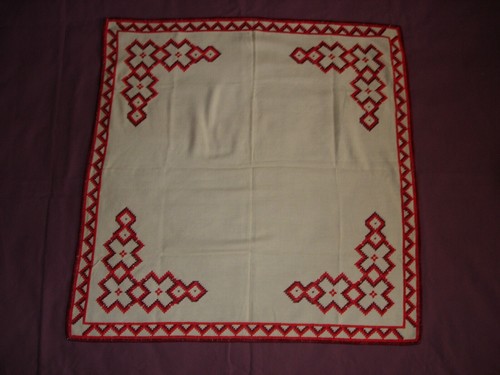 Beautiful Vintage Hand Embroidered Tablecloth 72cm/74cm(28''x29'') P0507 - Picture 2 of 9