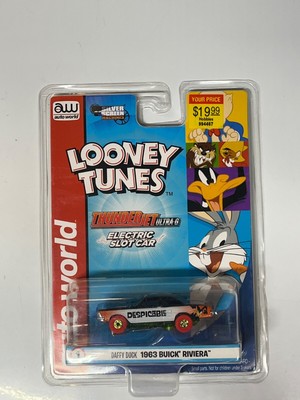 AUTO WORLD Daffy Duck 1963 Buick Riviera HO Slot CAR