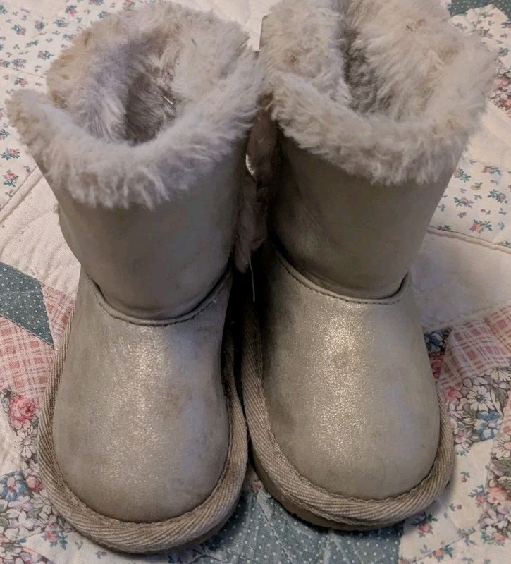 The Children's Place Girl's Size 4 Boots Gold With Faux Fur Trim 