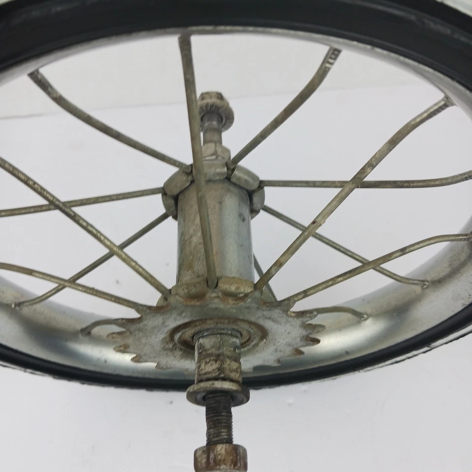 Llanta Schwinn Lil Tiger años 70 12 pulgadas y neumático de pared blanco trasero con piñón Foto 4 de 4