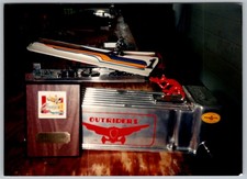 Targa trofeo Outriders Club snapshot vintage a colori e modellino barca esposizione 1994