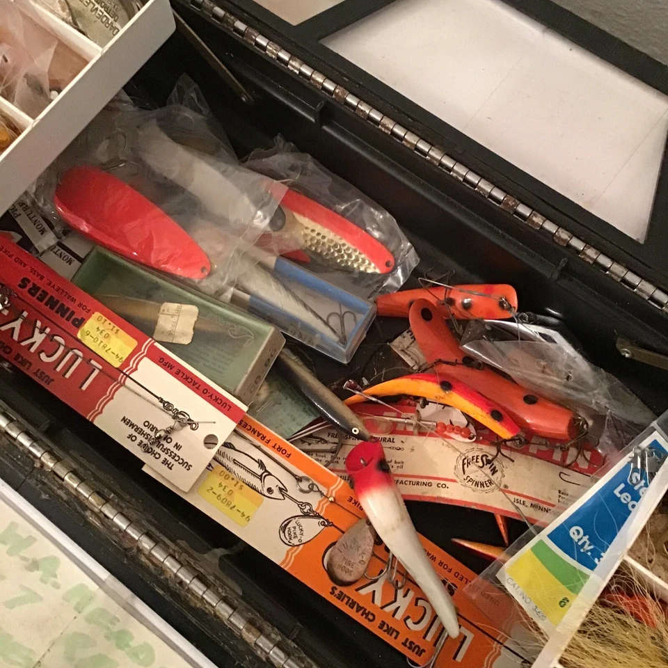 Caja de aparejos de pesca Sears Roebuck Ted Williams 3465 señuelos completos, nuevos y antiguos 2 carretes Foto 3 de 4