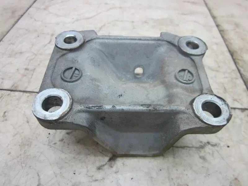 Soporte de montaje del motor Q45 1995 Infiniti lado derecho del pasajero soporte del motor delantero Foto 2 de 4