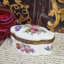 Antike  Deckeldose mit Blüten handbemalt