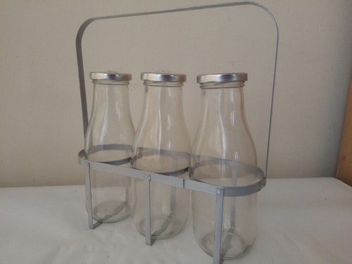 3 x Cocktailgläser Milchflaschen im Gestell mit Metalloberteilen und Löchern für Strohhalme