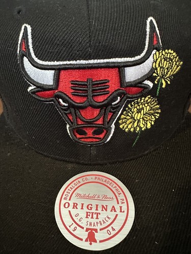 NBA CHICAGO BULLS MITCHELL & NESS SNAPBACK HAT BLACK YELLOW LA FLOR FLOWER NEW - Picture 2 of 10