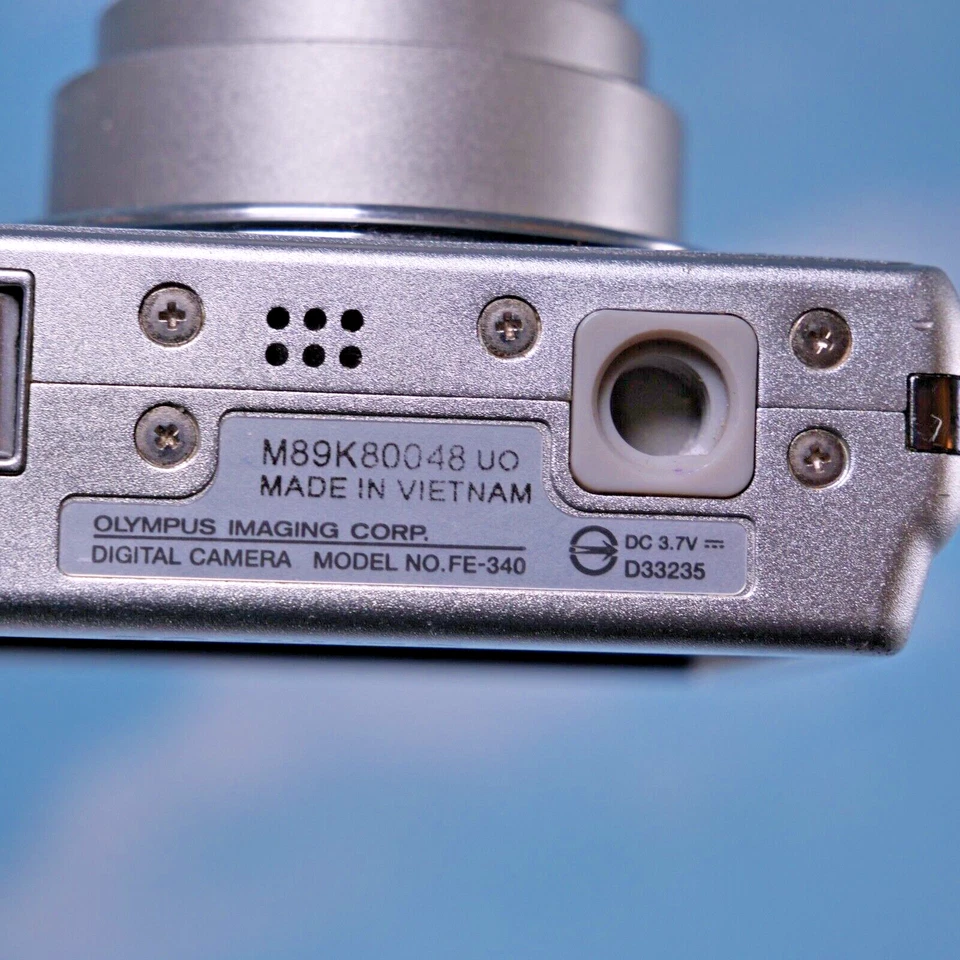 Olympus FE-340 Silver Digital Camera - For Parts/Repair (battery & charger incl) - Image 3 of 4