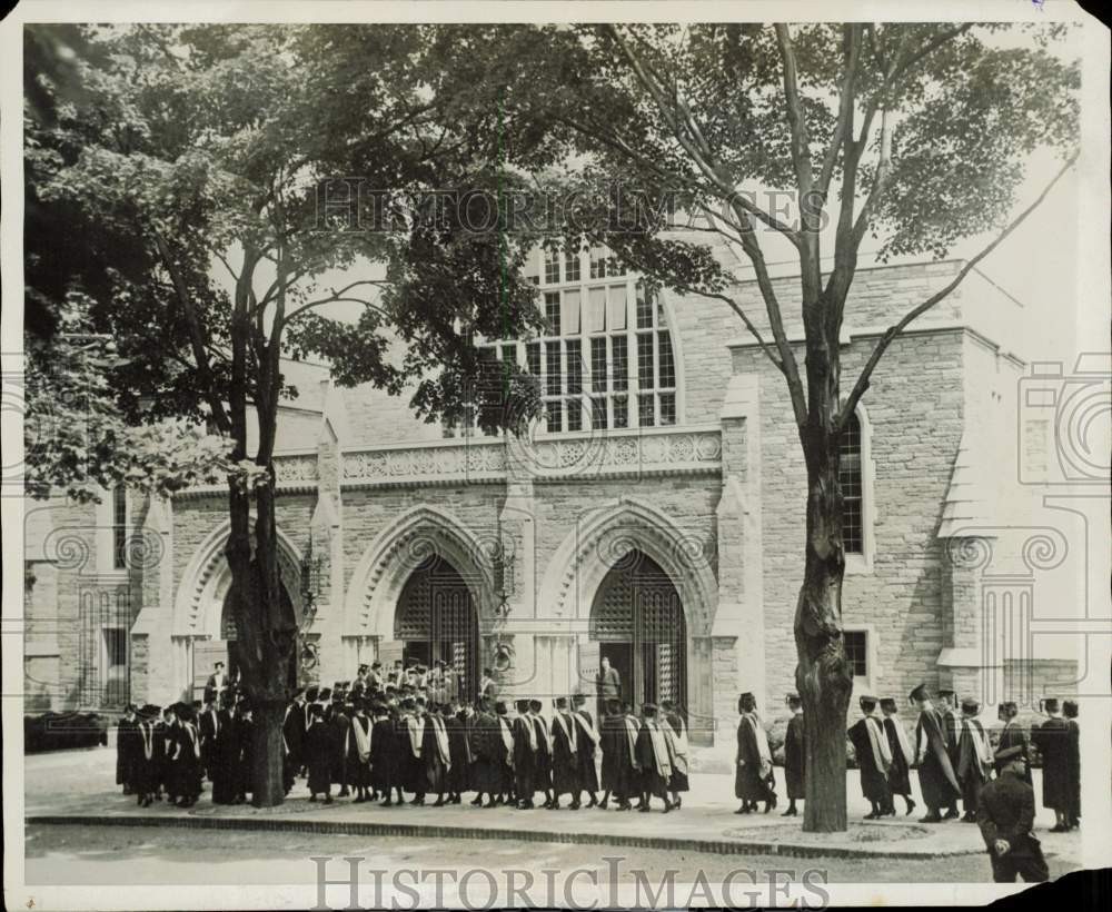 1928 Press Photo Bryn Mawr College commencement procession enter Goodhart Hall