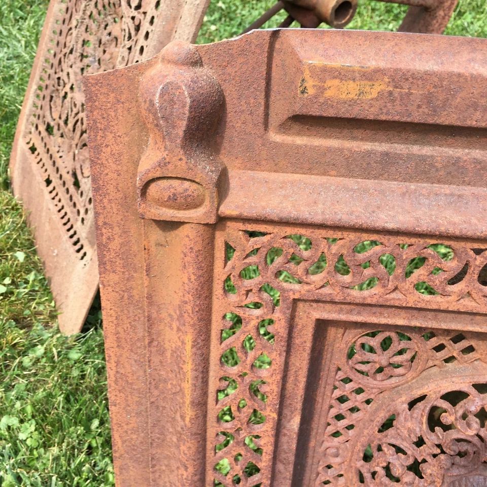 Antique Ornate Cast Iron Fireplace Cover French Fleur De Lis 20.5in x 24.in - Image 4 of 4