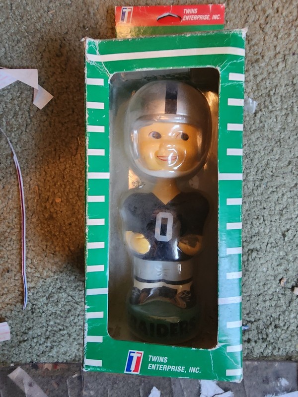 Twins Enterprise Inc collectible NFL FOOTBALL Bobbing Head Doll  RAIDERS