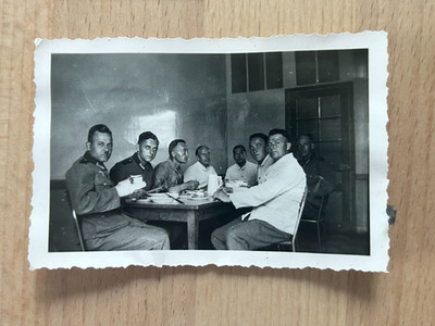 Foto, EH87, Frankreich, La Roche sur Yon, beim Essen, 1940