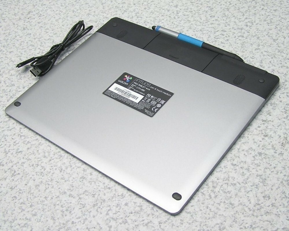 Wacom CTH-680 Intuos Model for illustration production M size