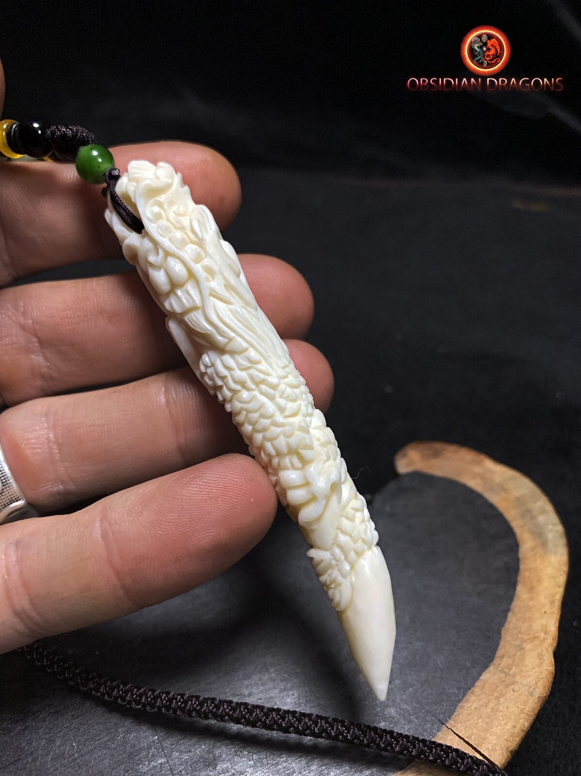 Pendentif griffe de dragon en os beige idéal pour vos tenues de festivals médiévaux