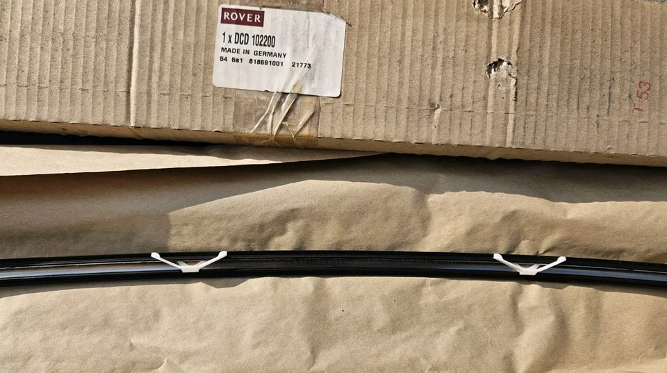 DCD102200 molding rear window MG Rover 600 RH finisher upper rear window - Image 4 of 4