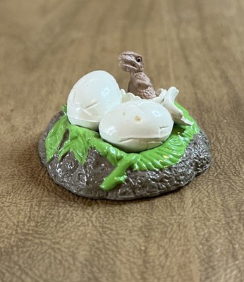 JURASSIC PARK 1993 Kenner BABY DINOSAUR HATCHING EGG IN NEST