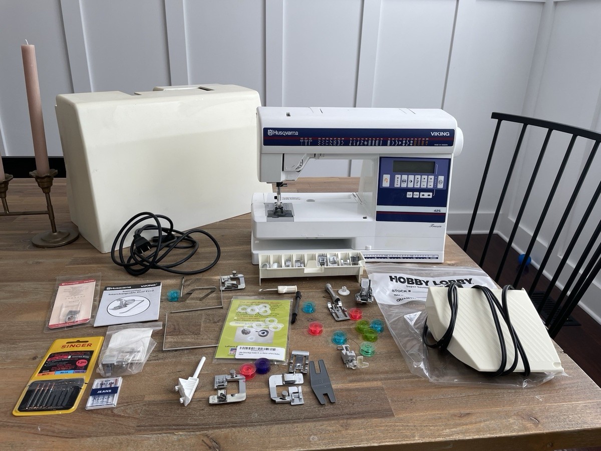 Husqvarna Viking Freesia 425 Sewing Machine Lots Of Extras NICE