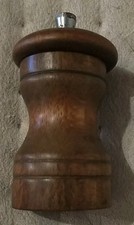 Ancien petit moulin à poivre en bois . 10cm .  MARLUX Made In France . 50's