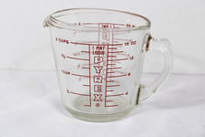 Pyrex 2 Cup 16 oz 516 Glass Red Letter Measuring Cup Closed D-Handle Vinage