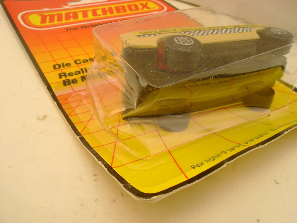 MATCHBOX LESNEY SUPERFAST #20 BEIGE RANGE ROVER RALLYE SECURITE-PARIS-DAKAR 83 - Image 3 of 4