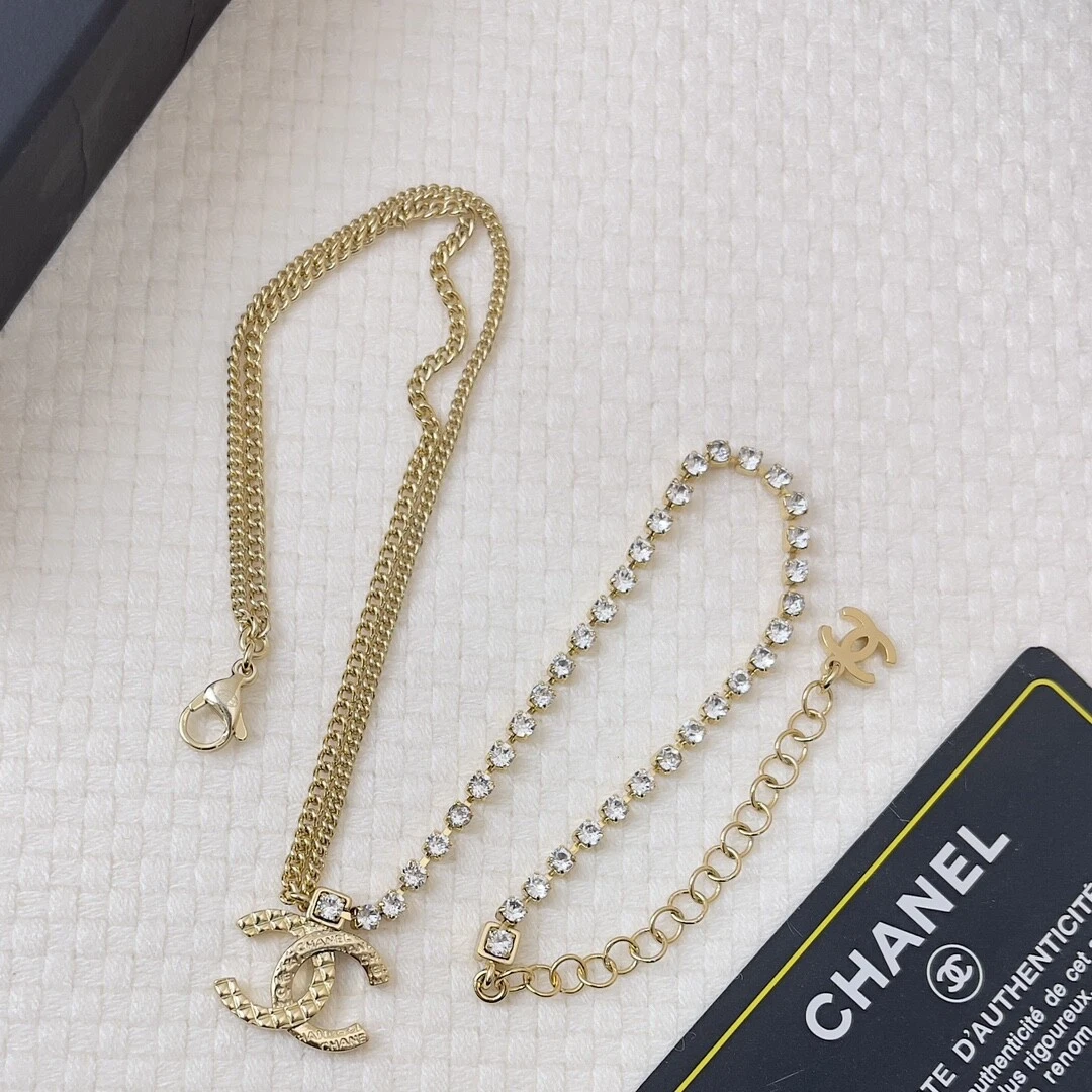 ?CHANEL Collana CCS corta ferramenta oro chiaro con intarsio cristallo 24P