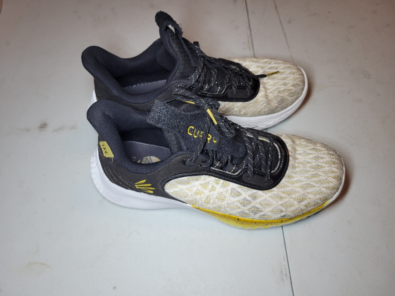 Under Armour Curry 9 Flow Close It Out White Black Metallic Gold 3025684-103 Under Armour Curry 9 Flow Close It Out White Black Metallic Gold 3025684-103