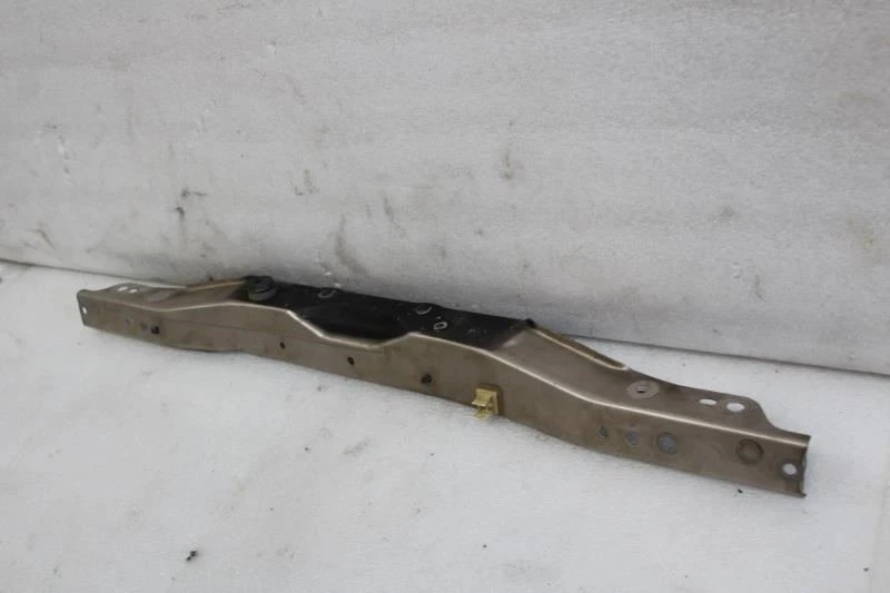 1992 MAZDA MPV VAN CENTER RADIATOR SUPPORT BRACKET 4 CYLINDER Foto 2 de 4