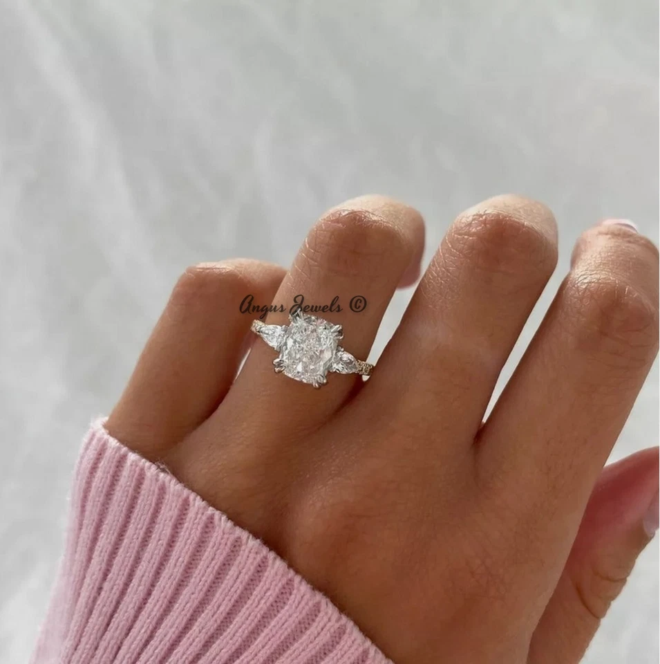 ✨ Anillo de compromiso de moissanita con cojín de 2,34 quilates 💍 Oro amarillo de 14 quilates 💎 Tres piedras Foto 4 de 4