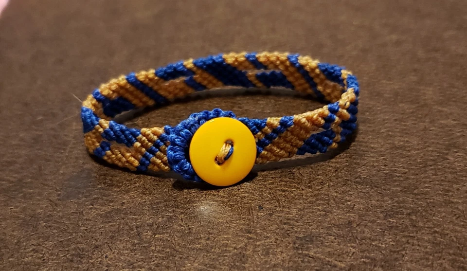 Preciosa pulsera macramé cierre botón amarillo azul real.  Foto 2 de 2