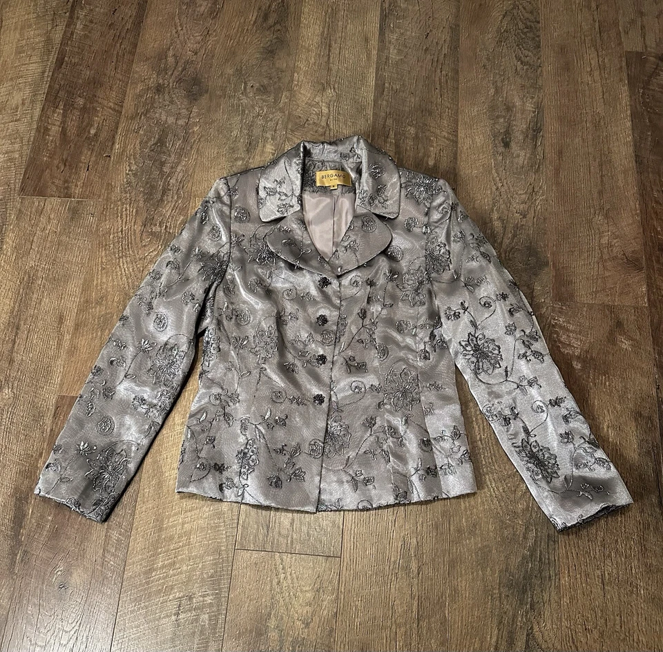 Embroidered Formal Skirt & Jacket Suit By Bergamo In Excellent condition Foto 4 de 4