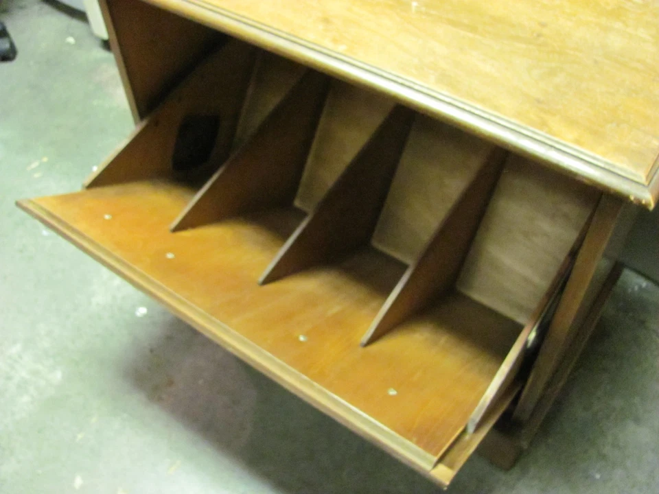 MESA DE NOCHE MESITA DE NOCHE DE VINILO FRONTAL TIRADOR HACIA ABAJO DE NOGAL DE COLECCIÓN Foto 3 de 4