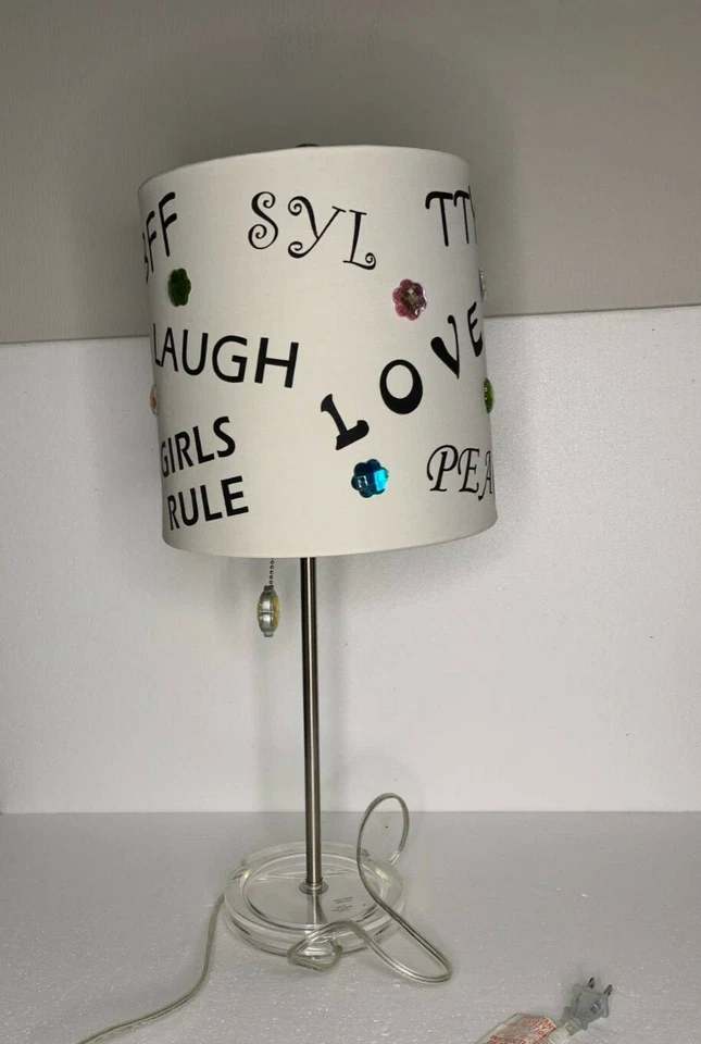 Lámpara de mesa de dormitorio - Joven Paz Amor Risa Pantalla Gemas Níquel cepillado Tirador Cadena Foto 4 de 4