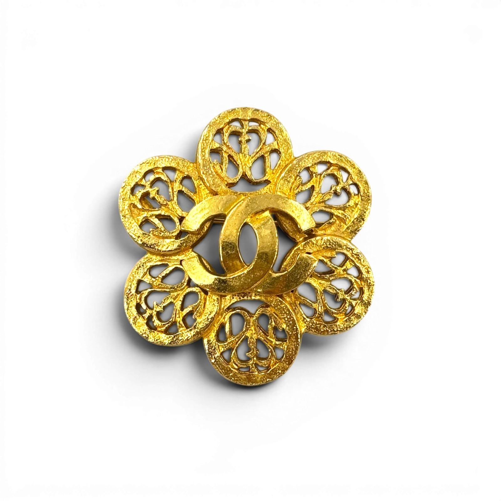 Auth CHANEL Vintage 95A CC Logos Filigree Flower Brooch Pin Gold Plated Corsage