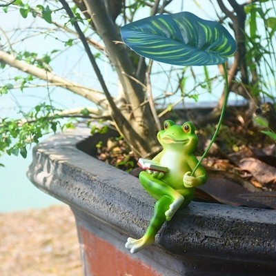 Lifelike Frog Garden Statue: Perfect Decoration for Home & Outdoor Spaces!