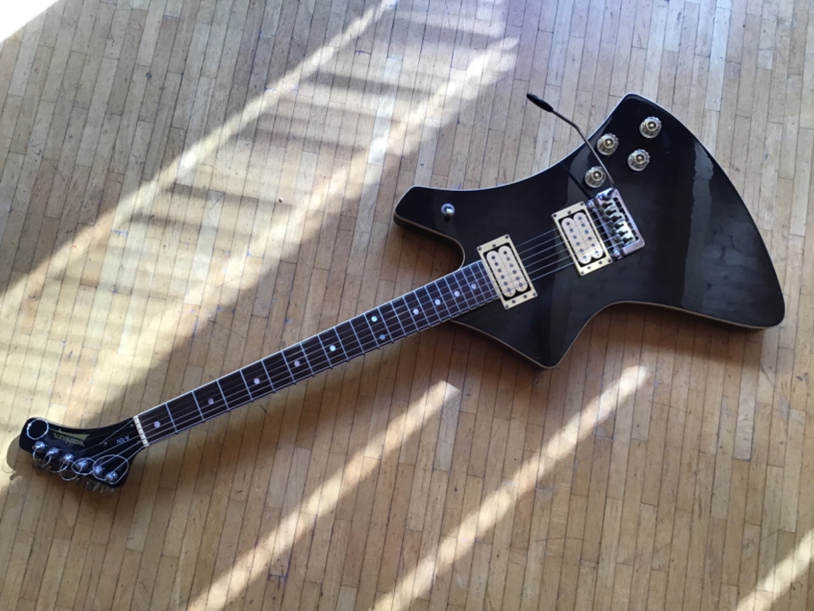 Washburn A10 V Gitarre aus 1983