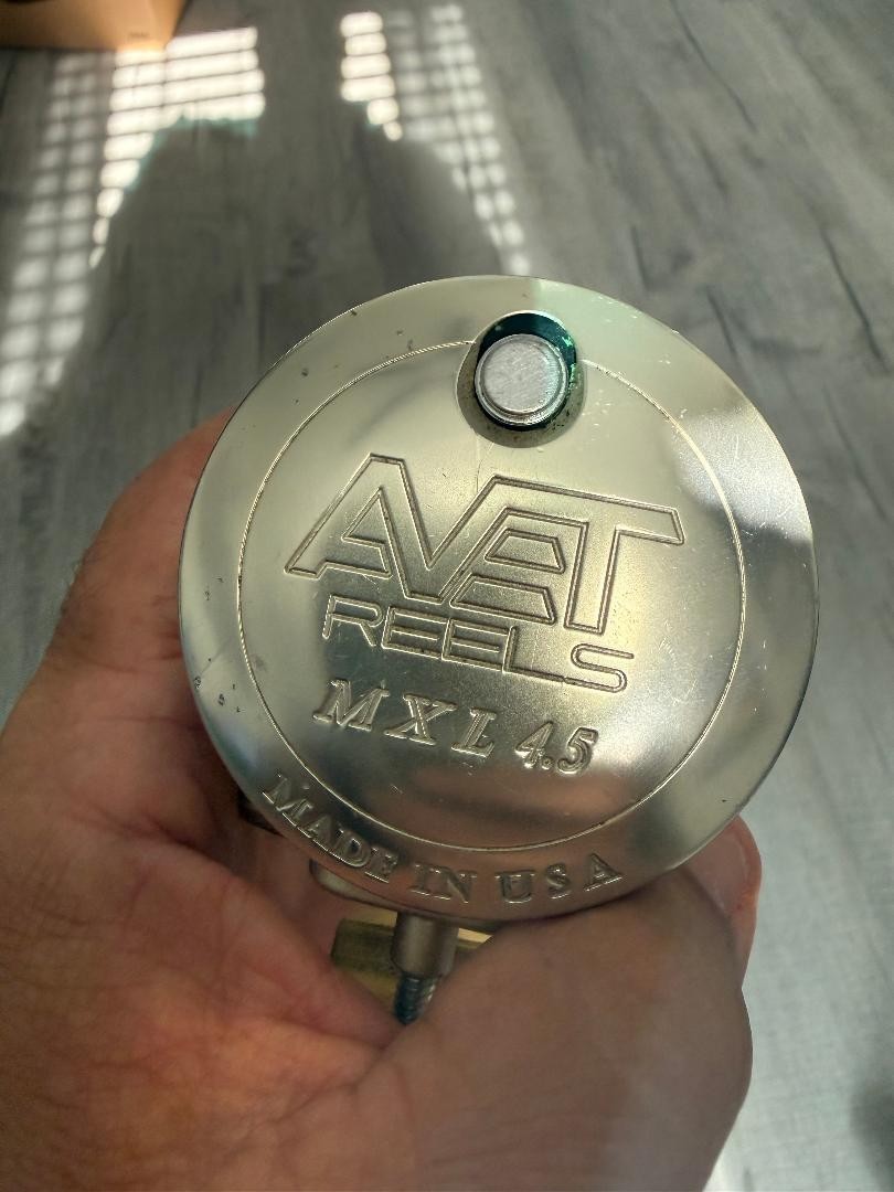 AVET MXL 4.5 REEL R.H. WITH BRACKET *USED*