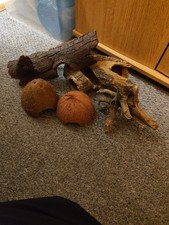 Terrarium Vivarium Tank Decorations Wood Effect Logs & Coco Nut Shells X2