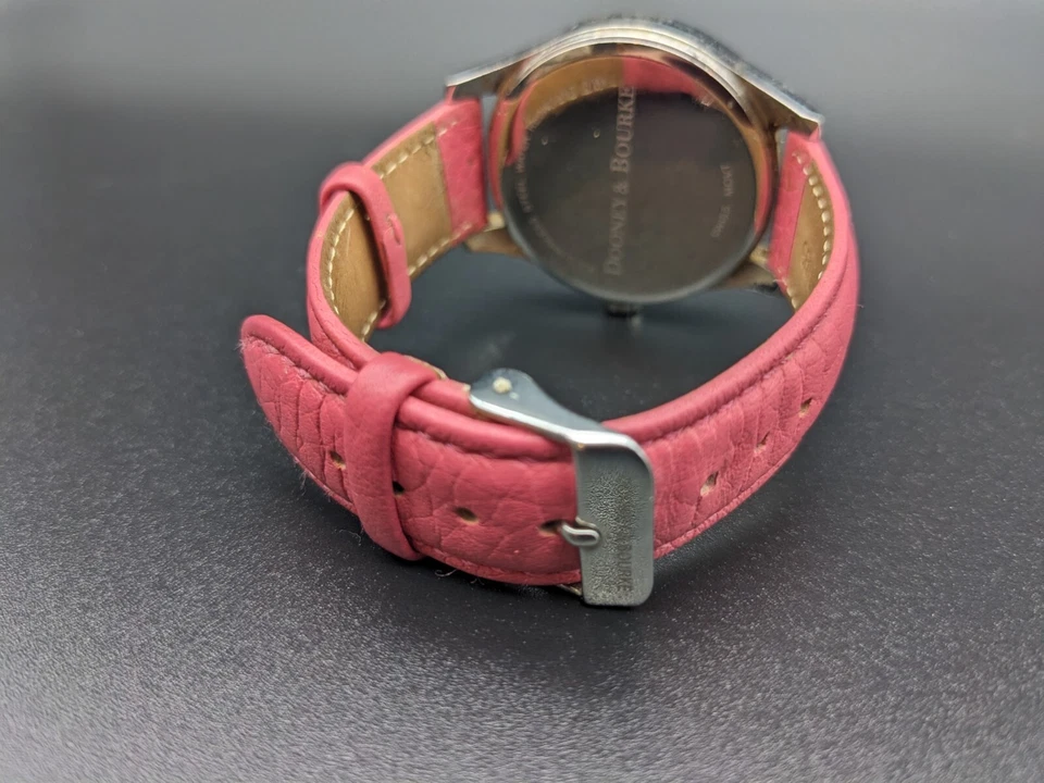 Relógio de couro rosa Dooney & Bourke  - Imagem 3 de 3