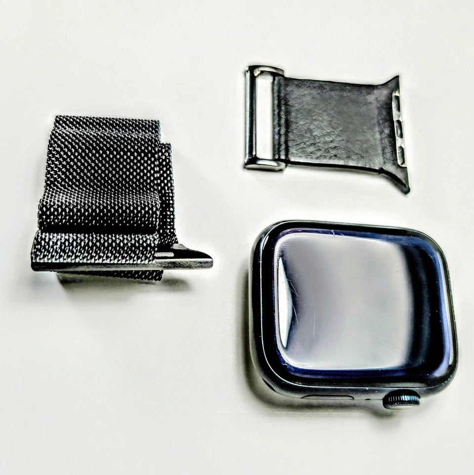 Apple Watch Series 8 45 mm Estuche de aluminio medianoche Banda de malla negra M/L (GPS) Foto 3 de 4