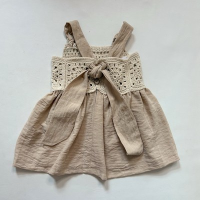 Handgefertigtes Babykleid aus gehäkeltem Leinen beige mit Schleife hinten zum Binden