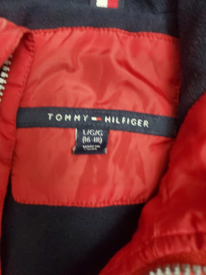 Молодежная стеганая куртка-пуховик Tommy Hilfiger для мальчиков черный размер большой (16–18)  - Изображение 3 из 4