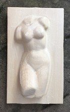 Weiblicher Torso als Relief mit Schnitzrohling selbst aus Holz schnitzen