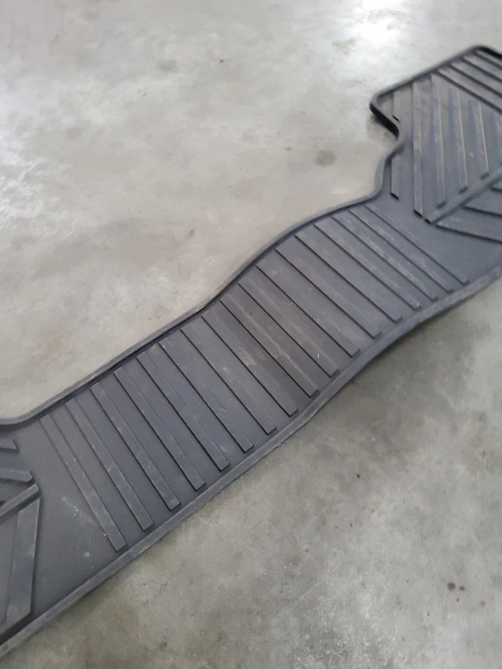 GMC Sierra 3500HD 2017 17 15-19 trasero alfombrilla de goma negra 22858825 Foto 3 de 4