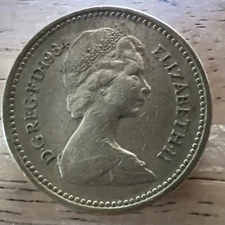 1984 Beautiful One Pound GB Queen Elizabeth II Rare Coin. Discontinued