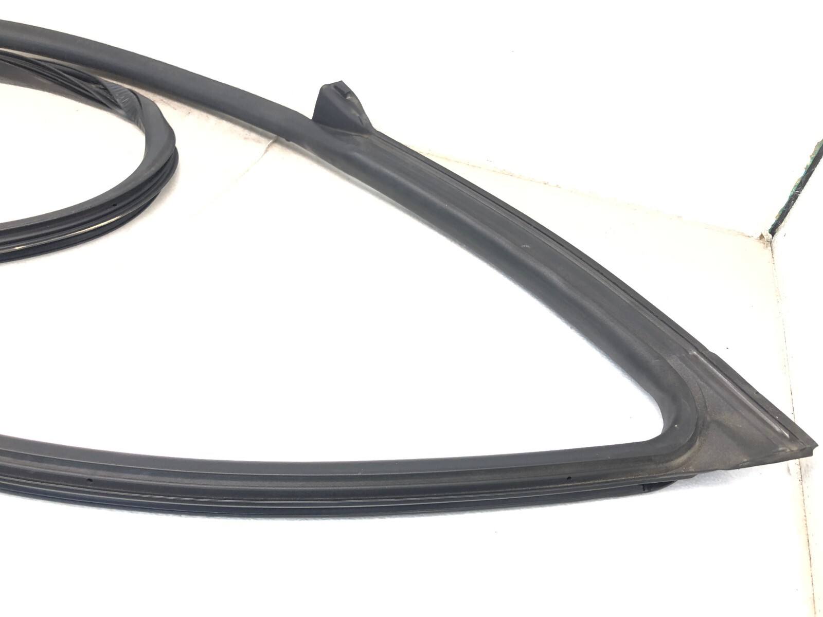 2017-2022 MASERATI LEVANTE RIGHT PASSENGER FRONT DOOR WEATHERSTRIP SEAL OEM