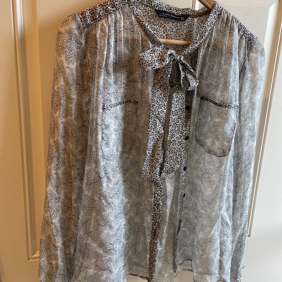 Женская шелковая блузка ZARA с галстуком на шее на пуговицах прозрачный размер маленький - Изображение 2 из 4