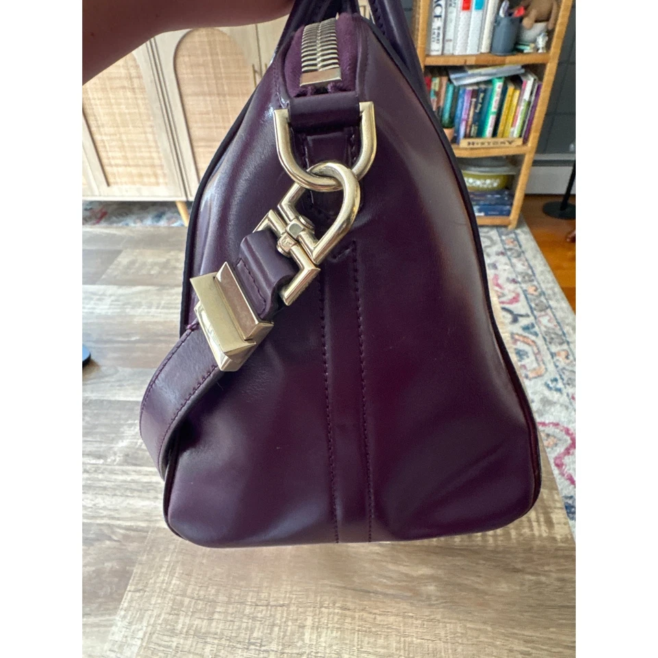 Bolso de cuero mediano Givenchy Antigona con asa superior esmaltado púrpura oscuro de becerro  Foto 4 de 4