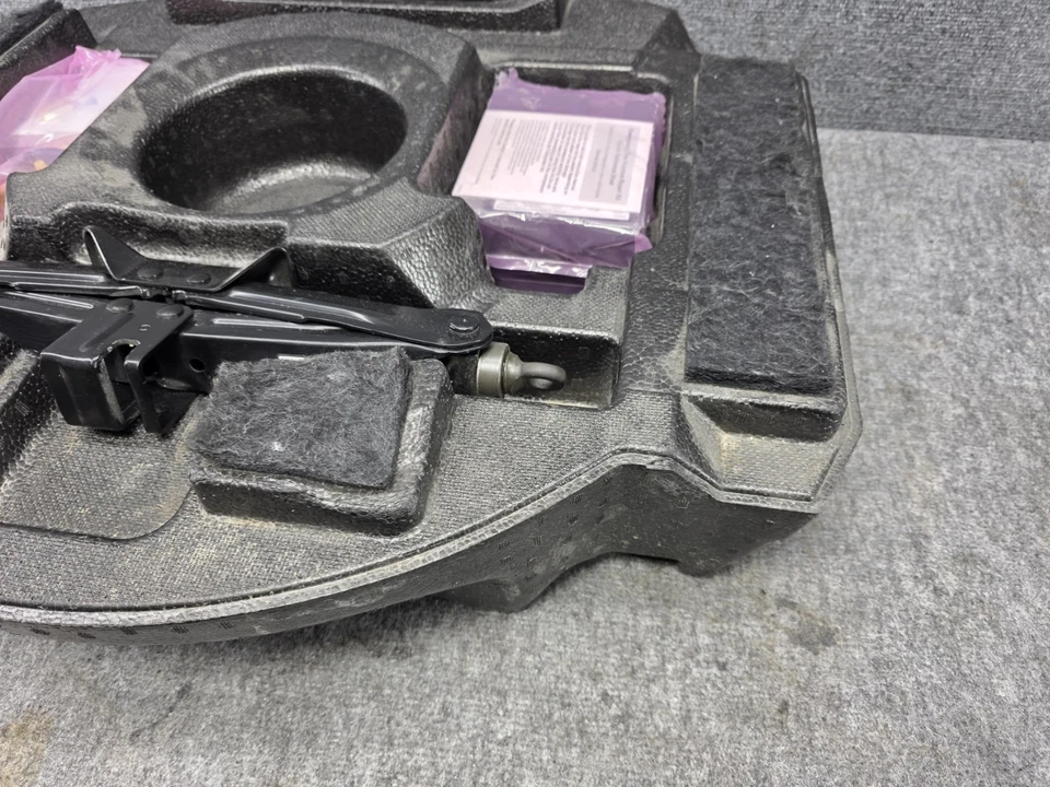 KIT DE EMERGENCIA LEXUS 2015-2024 RC-F RCF MALETERO TRASERO CARGA NEUMÁTICO DE REPUESTO GATO Foto 3 de 4